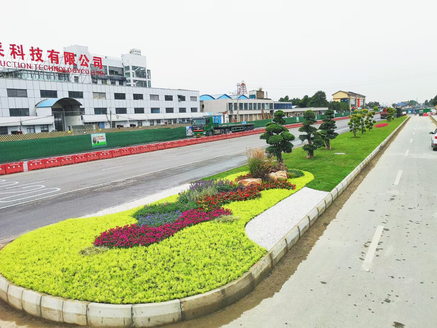 由我公司打造完成的三星堆旅游大道样板示范段花镜