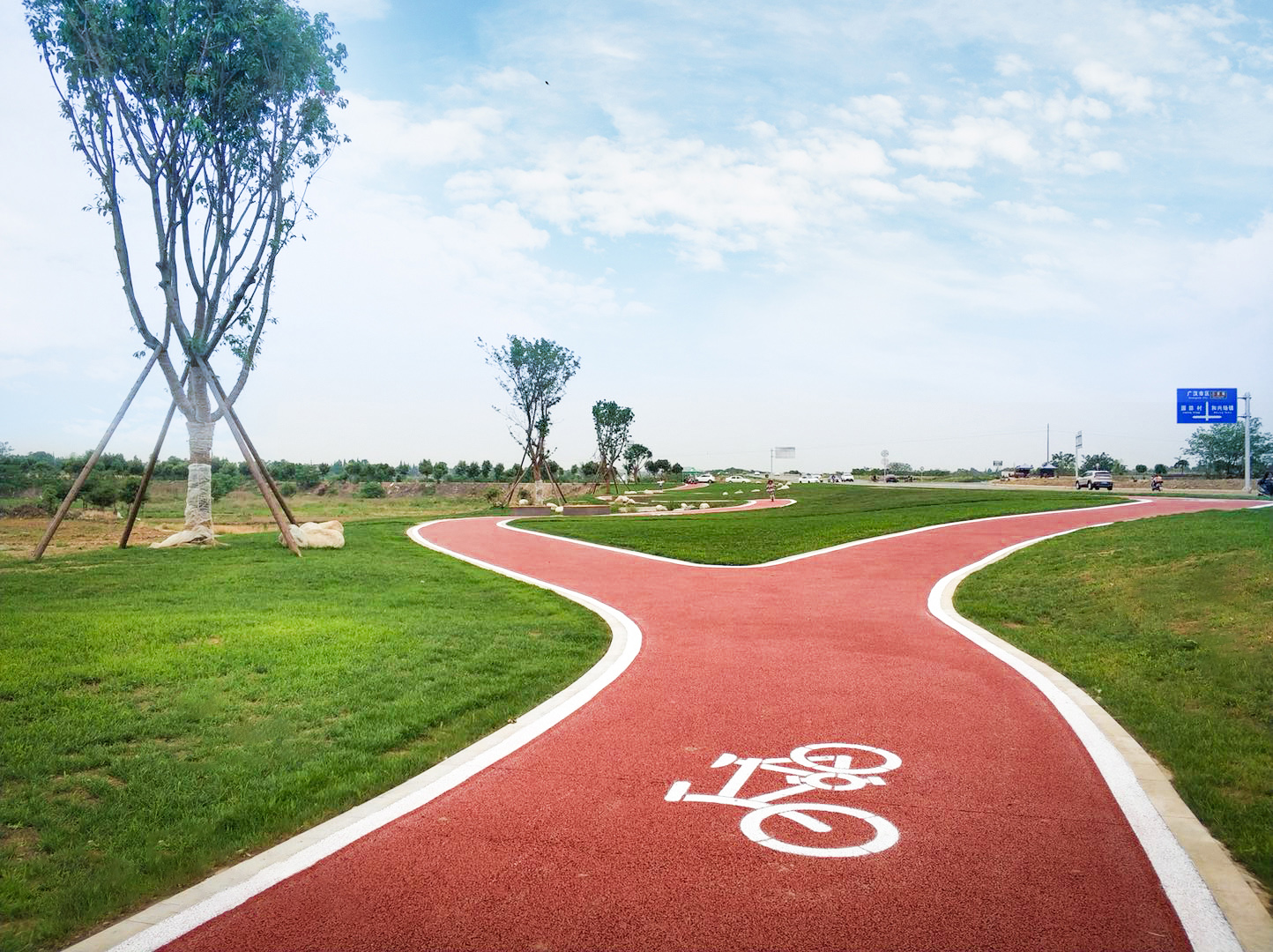 绿道样板段工程位于和兴大桥与旌江干线之间,样板段景观绿化面积约